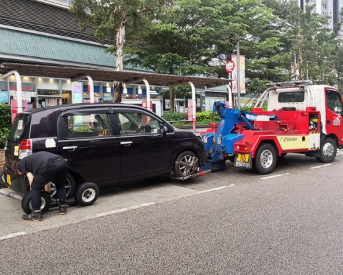 警方昨日舉行深水埗警區交通日，即時拖走3輛造成嚴重阻塞的車輛。警方圖片