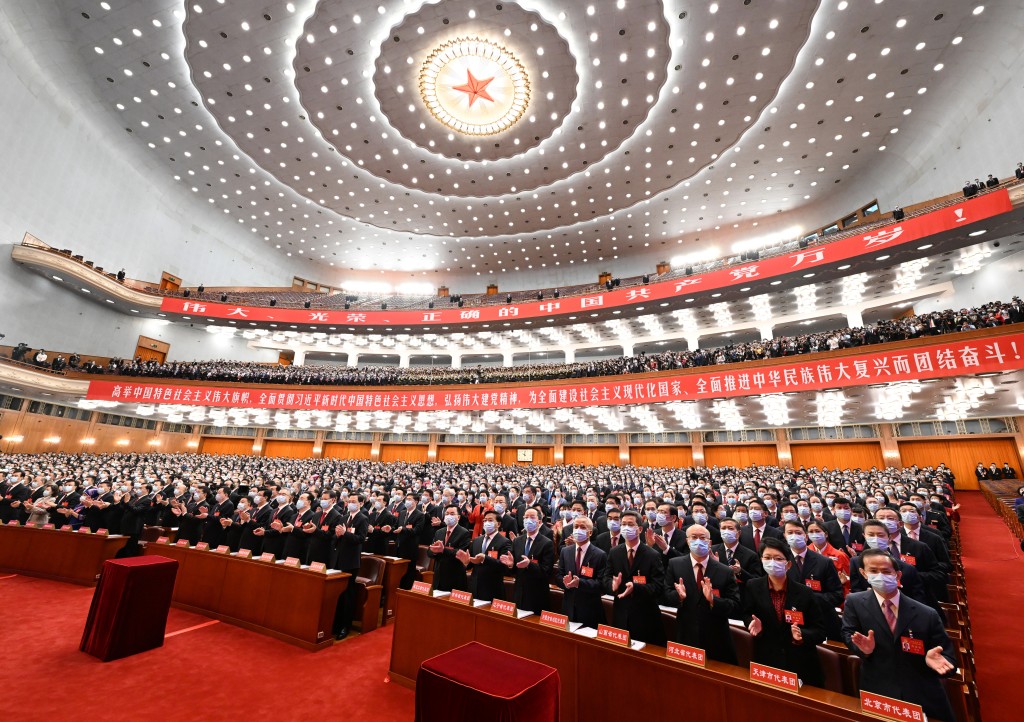 主持大會的中共中央政治局常委李克強宣布大會開幕後，全體起立唱國歌。新華社圖片