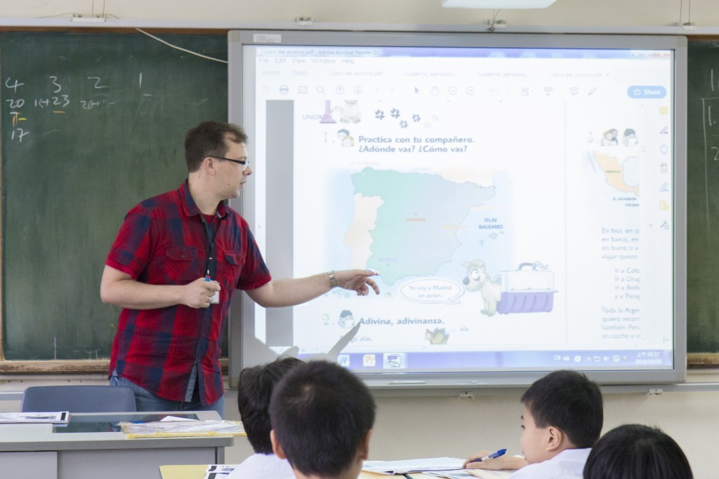 西班牙語導師透過講解西班牙地圖，加深學生對當地的認識。（圖片來源：受訪者提供）