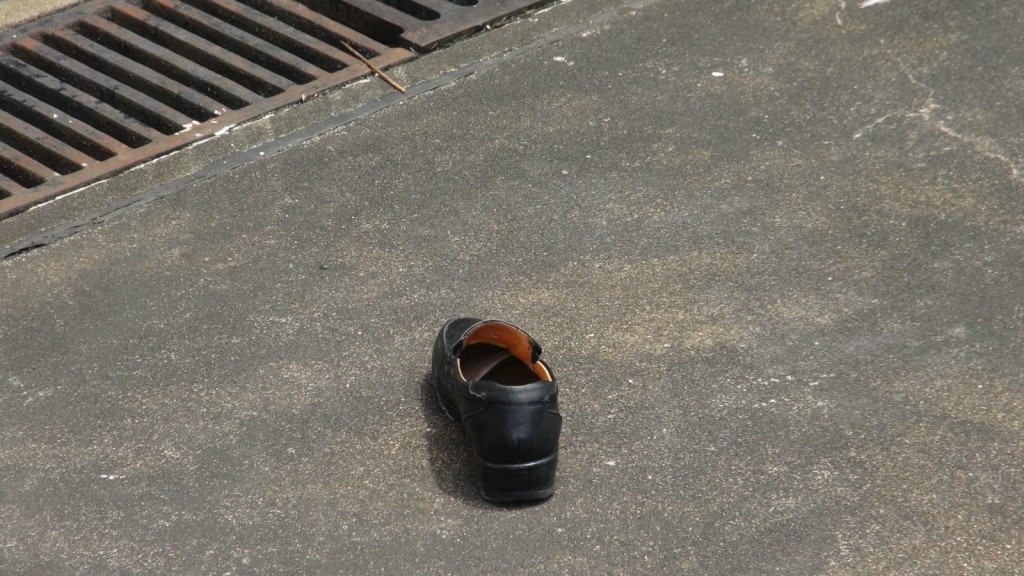 現場地面遺一隻鞋