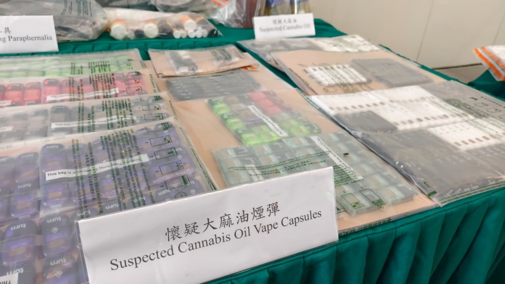 檢獲的毒品包括大麻油煙彈。黃文威攝 檢獲的毒品包括大麻油煙彈。黃文威攝