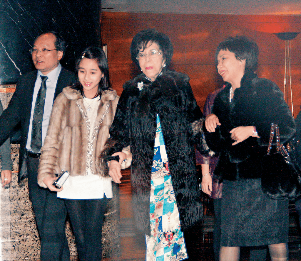 李志強2011年嫁女，在君悅酒店大宴親朋，當年12歲的四房女兒何超欣（左二），拖著年長的八姑娘何婉鴻出席。