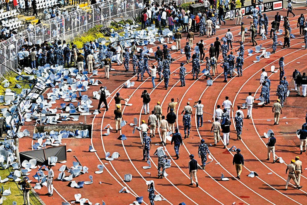 鹽湖體育場的地上散佈被觀眾拆下的座椅。