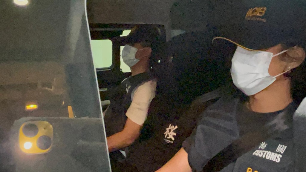 海關在元朗洪水橋的鐵皮場內拘捕一名57歲男子。 海關在元朗洪水橋的鐵皮場內拘捕一名57歲男子。