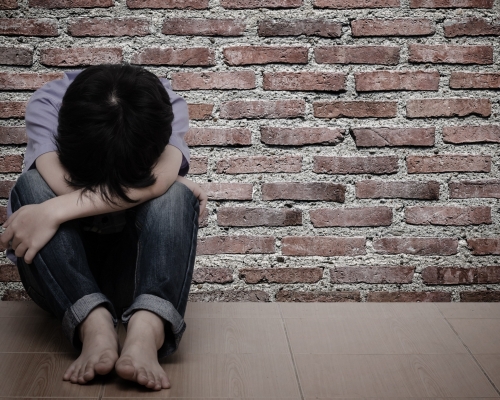 单亲母因9岁儿子偷钱，涉用皮带狠抽儿子半小时。示意图