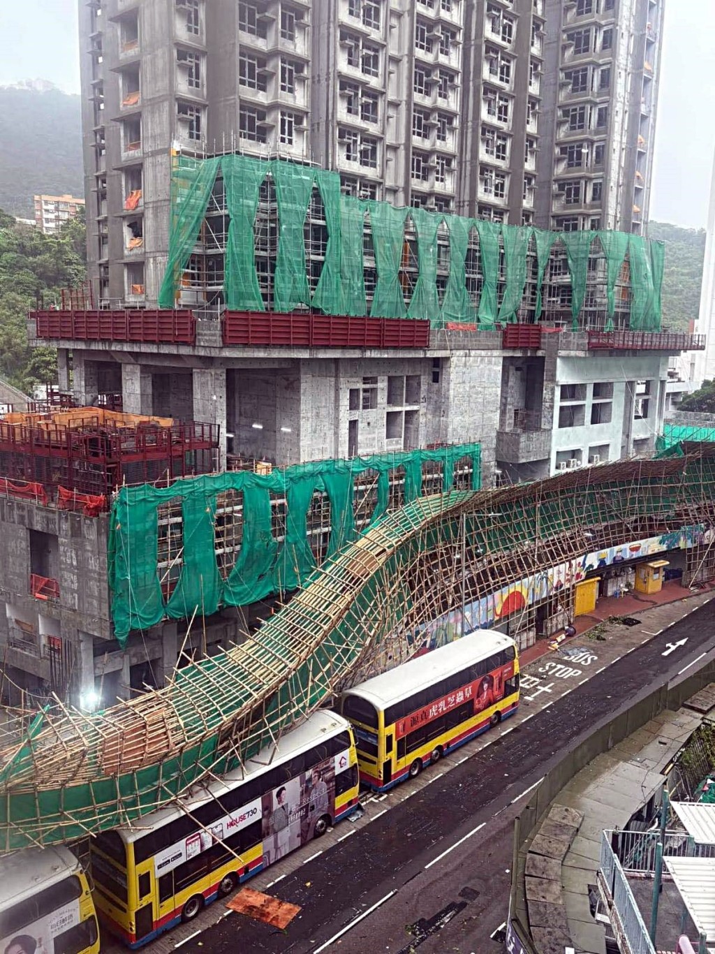港島華富附近有地盤冧棚架。網圖 港島華富附近有地盤冧棚架。網圖