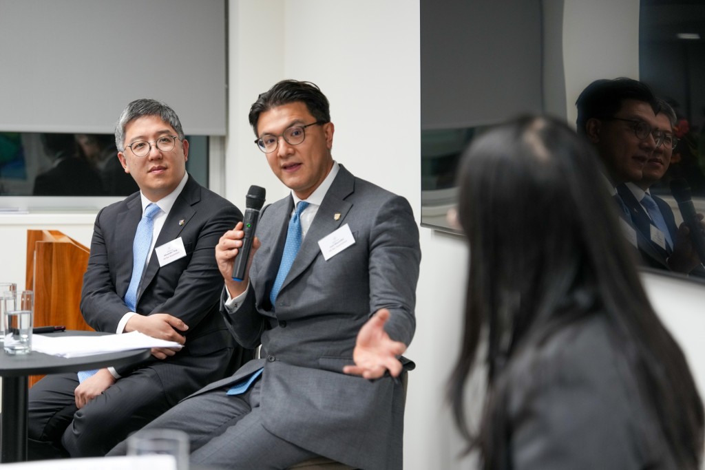 香港大律師公會主席毛樂禮資深大律師（左二）與公會副名譽秘書鄧建文大律師（左一）出席由香港工商協會（The Hong Kong Association）舉辦的研討會，向商界及法律界代表講解在亞洲營商需要注意的法律事項。