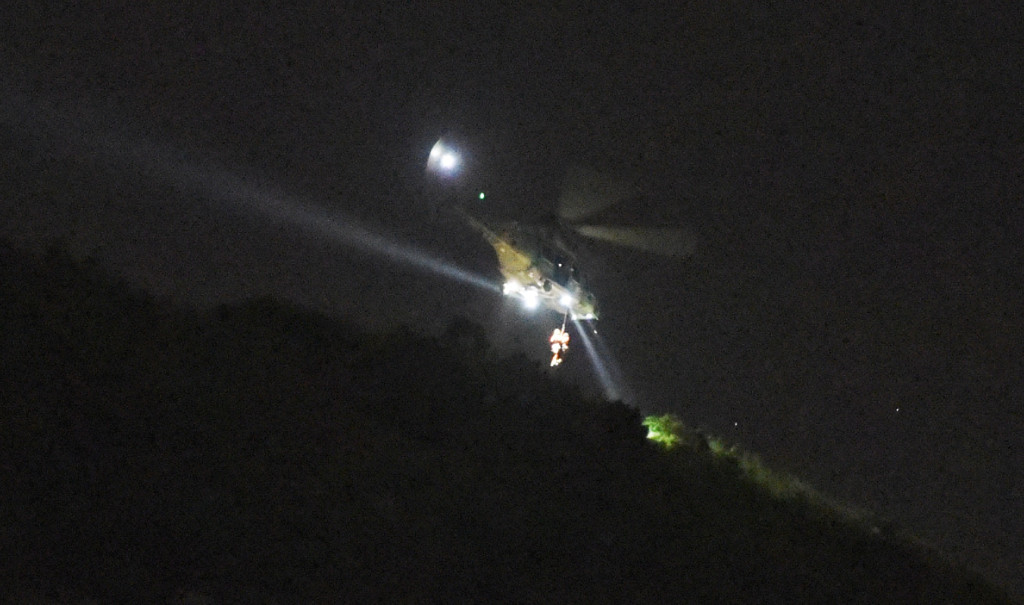 直升機在場搜救後，證實墮崖男子當場不治。