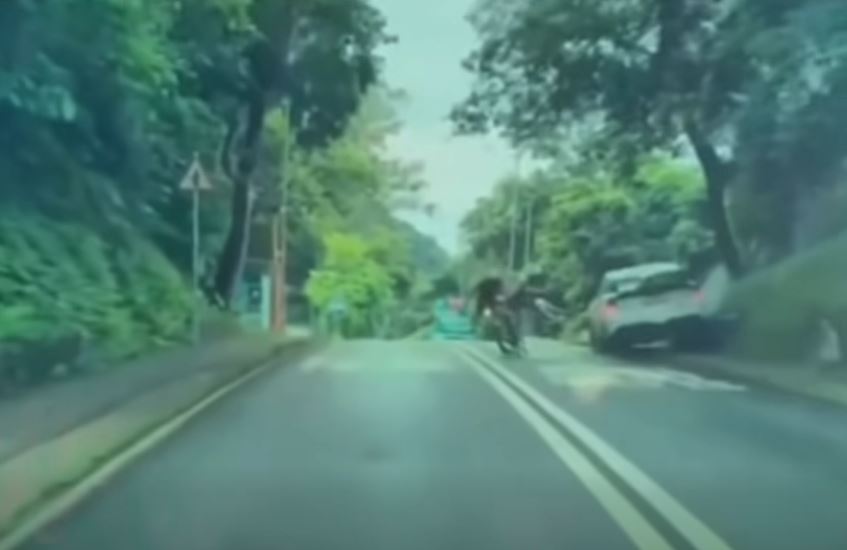 私家車撞飛一名單車漢，單車漢再撞另一人。fb「車cam L（香港群組）」影片截圖