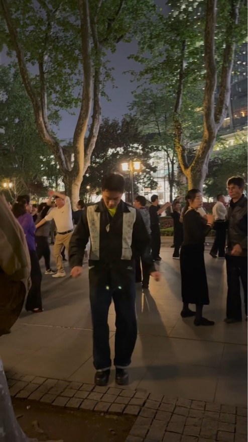 孔德贤日前于小红书上载影片，他留言表示：「上海夜生活，这是我看到上海最美的一面。」