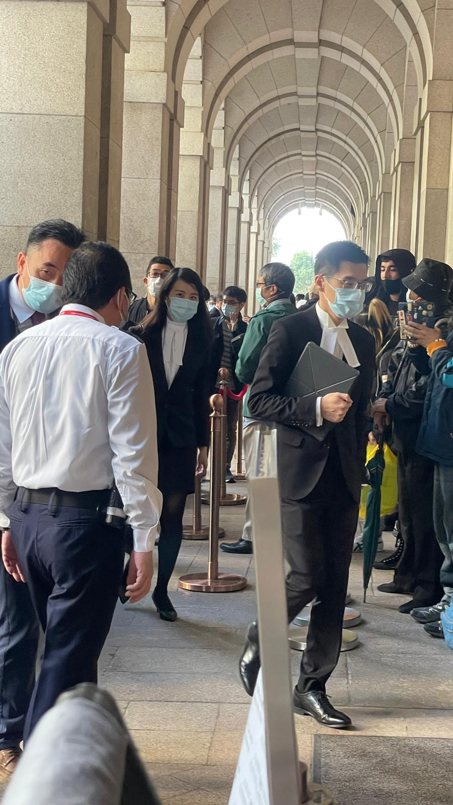 署理副刑事檢控專員周天行(手持iPad者)。陳子豪攝