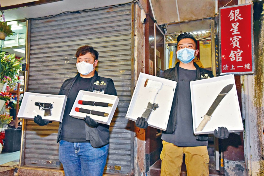 ■警方展示搜獲的仿製槍、利刀及雙節棍。