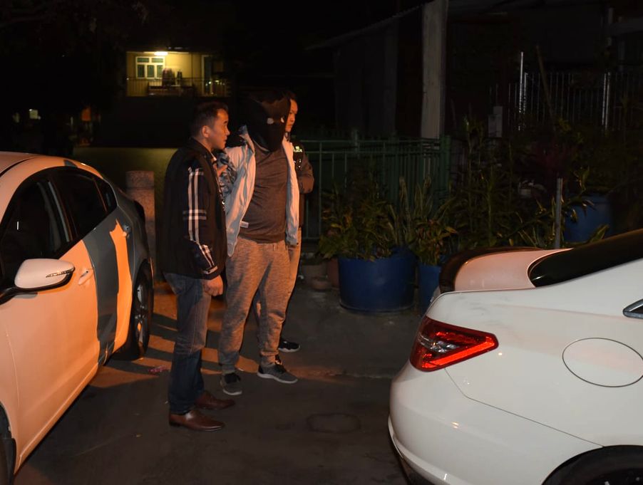 警方尋獲其中一輛涉事私家車及拘捕一名男子。