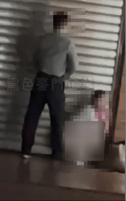 台北捷運淡水站外一對男女公然上演活春宮，完事後女子赤裸蹲在地上，男子趕緊整理衣褲。黑色豪門企業