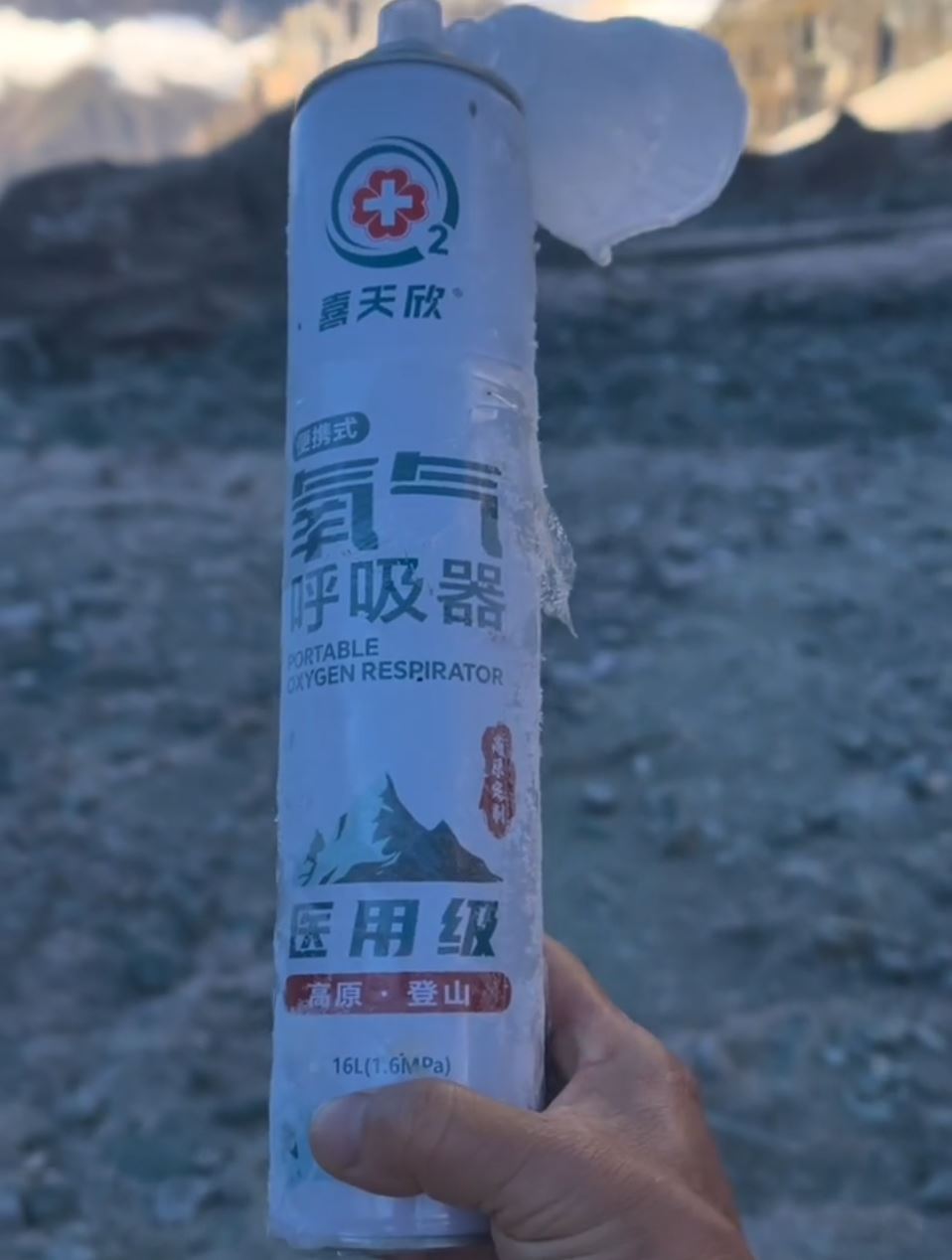 路过的登山者提供物资救助高山反应的男子。小红书＠夜色