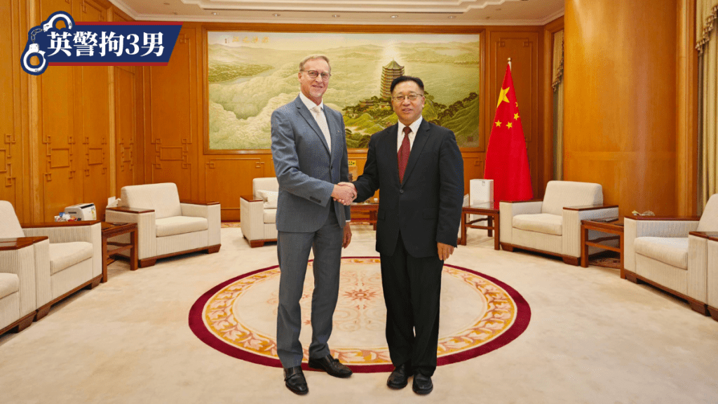 崔建春（右）晤英国驻港总领事戴伟绅，就英国任意逮捕起诉中国公民、无理污蔑香港特区政府提出严正交涉。特派员公署图片