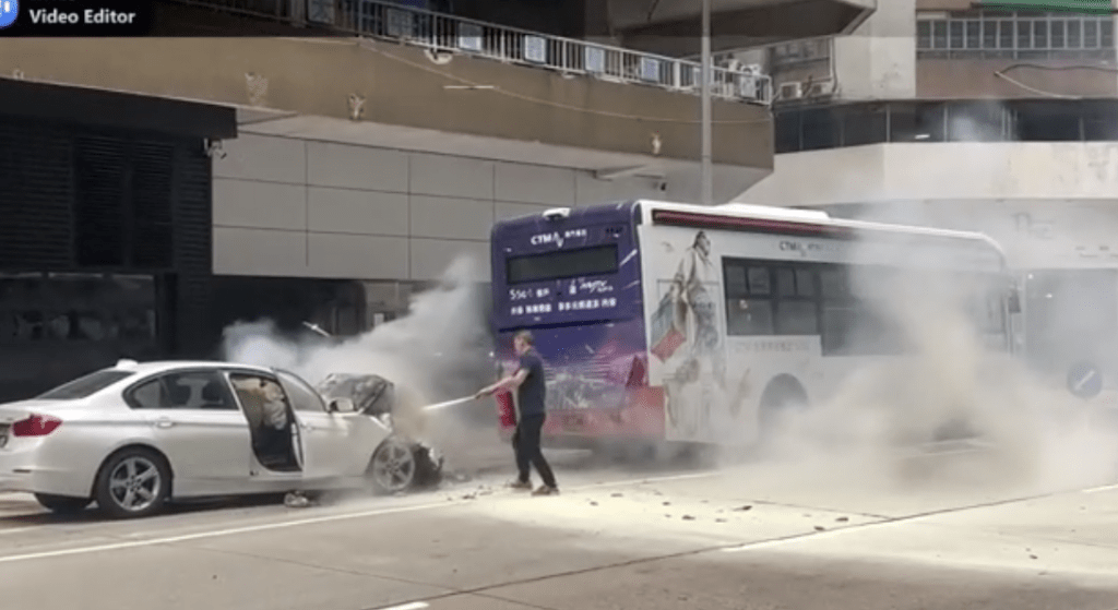 從網上影片所見，車禍後私家車的車頭起火，有熱心男途人手持滅火筒，跑向私家車協助撲火。