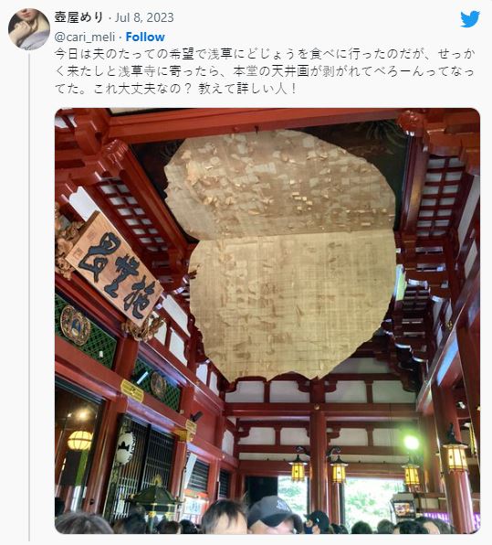 網民貼出淺草寺天花板「龍之圖」剝落的情況。(圖：twitter)