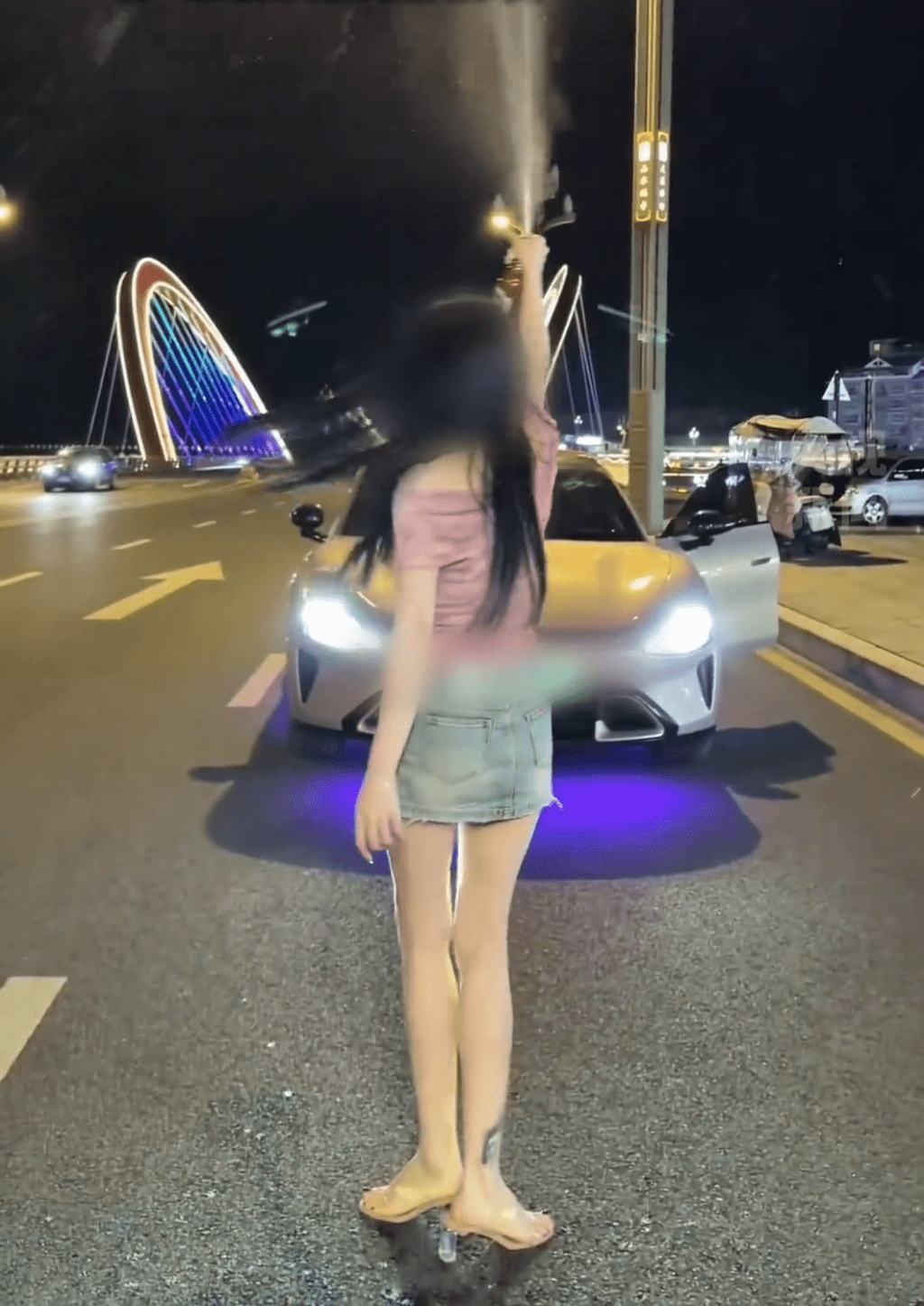 短裙辣妹馬路中心違泊逆行開啤酒拍片。 短裙辣妹馬路中心違泊逆行開啤酒拍片。