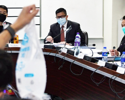 鄧炳強今早出席元朗區議會會議，有區議員「舉冰」。