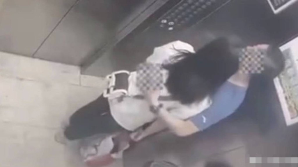 重慶人妻被指與兒子班主任在電梯內擁抱。