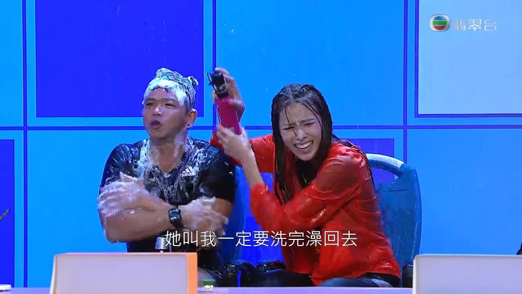 奖门人真的抛了洗头水给他，刘颖镟还帮手洗。
