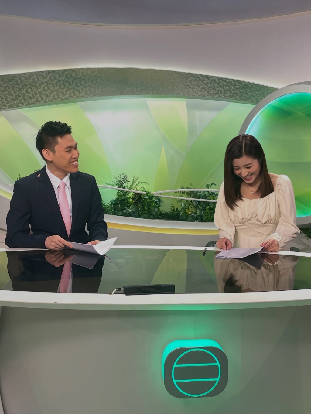 容家耀由實習記者做起,逐步晉升為TVB新聞主播。 容家耀由實習記者做起,逐步晉升為TVB新聞主播。