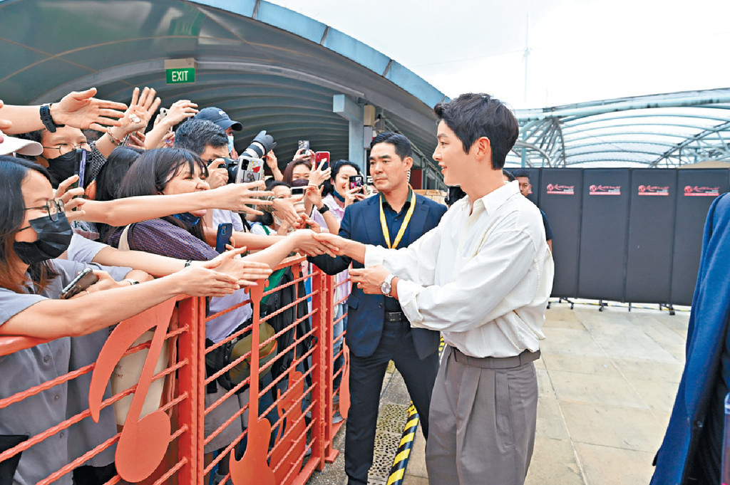 ■宋仲基離場時特別行近Fans，與他們握手。