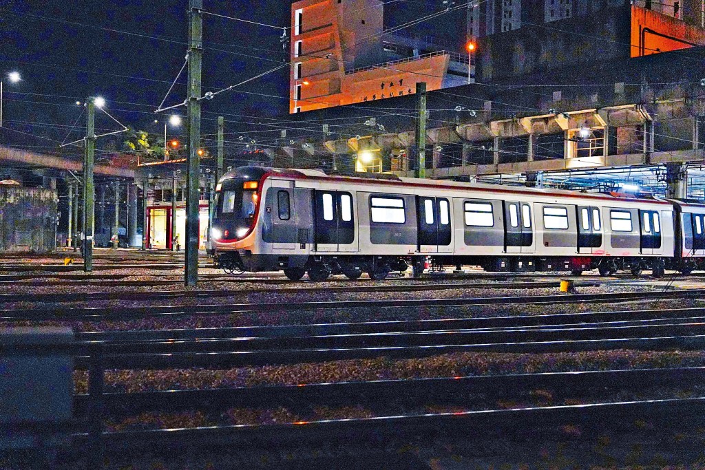 荃灣綫新信號系統投入服務後，會陸續更換至新列車在該綫運作。圖為市區綫新列車早前在荃灣綫進行實地測試情況。