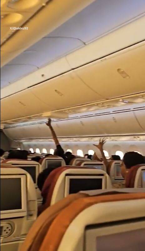 飛機空調壞了,乘客一直伸手試風。 X / Akash Vatsa 飛機空調壞了,乘客一直伸手試風。 X / Akash Vatsa