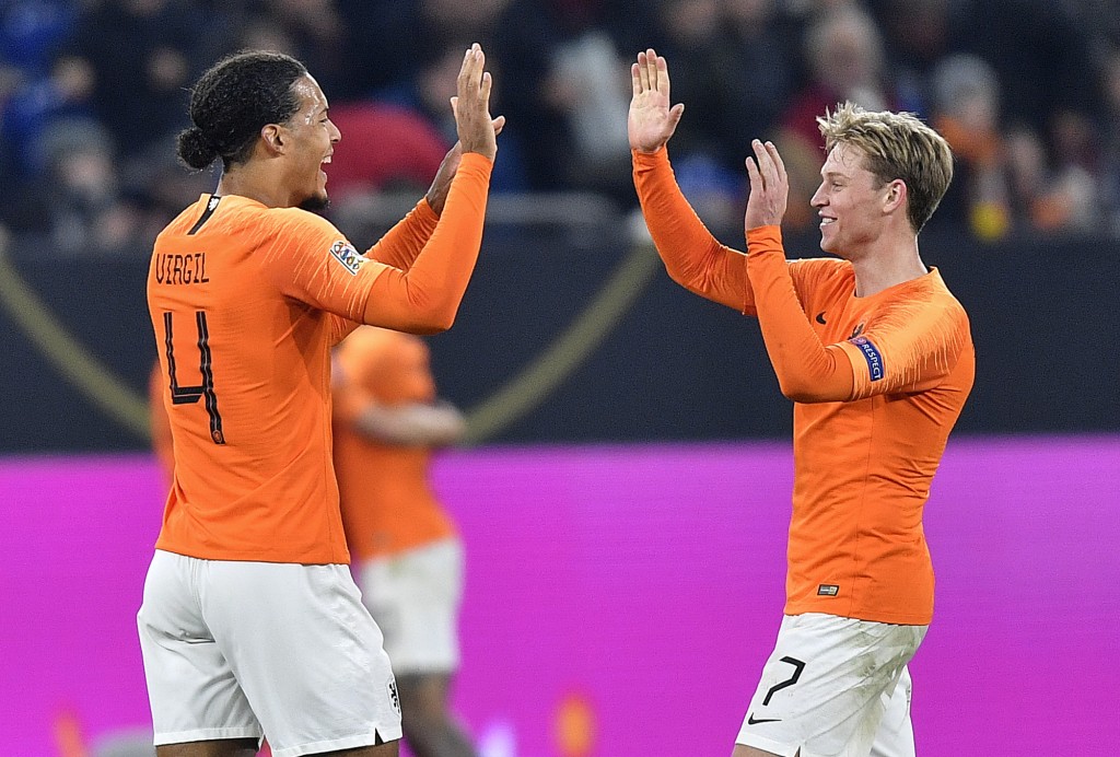 荷兰队长云迪积克(左)欢迎球队互相作正面批评。AP