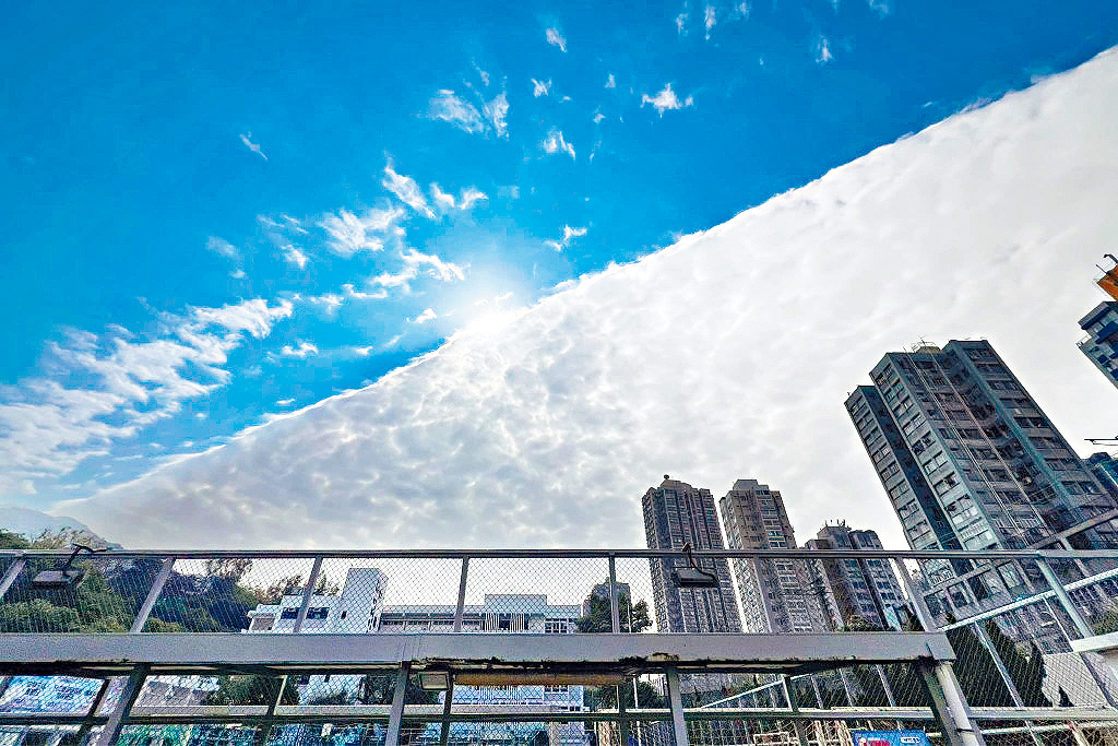 一大片雲覆蓋住半邊天。