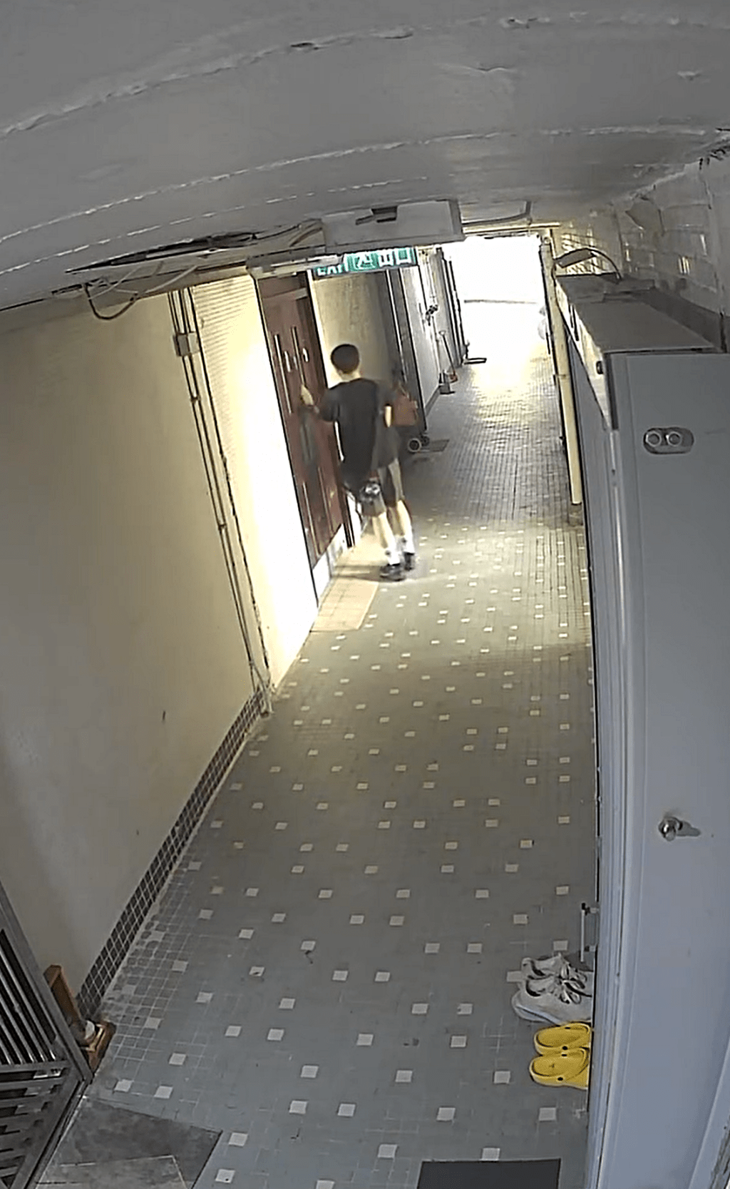 怪男將波鞋帶進後樓梯。fb：西貢將軍澳討論區