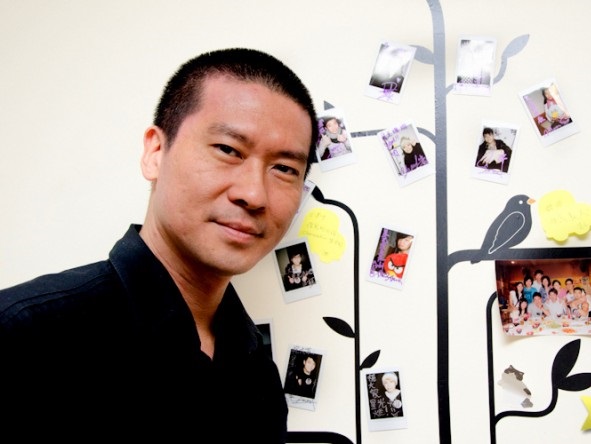 张佳添2004年创办「宇宙大爆炸音乐有限公司」，期间制作过《爱与诚》、《爱得太迟》等金曲。
