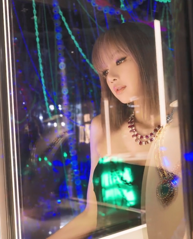 Lisa望住櫥窗內嘅珠寶。