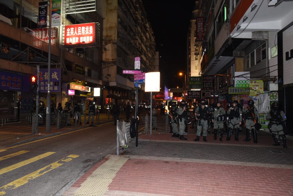 防暴警察驅散人群