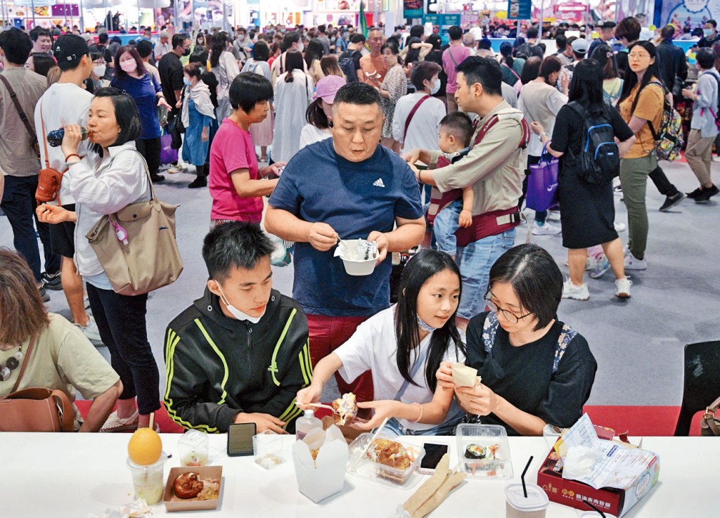灣仔會展的美食市集，擠滿專程前來品嘗美食的市民。