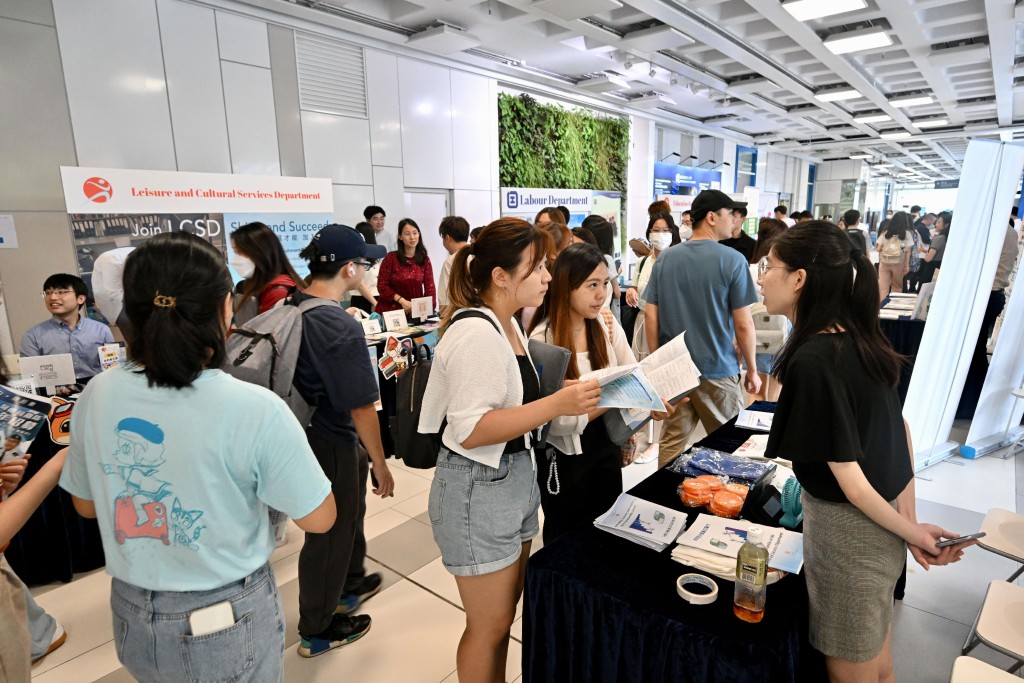香港浸會大學今日在校園舉行政府職位招聘展覽。政府新聞處