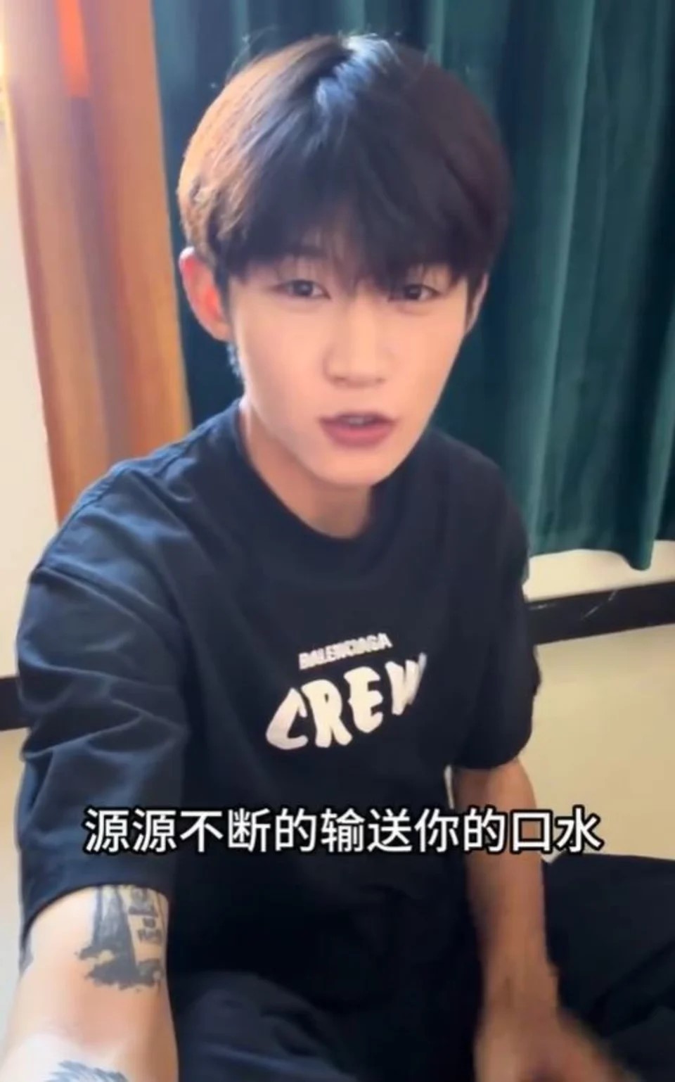 男演员钟宇飞抱怨拍吻戏被送口水。 男演员钟宇飞抱怨拍吻戏被送口水。
