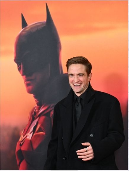 新一代「蝙蝠俠」羅拔柏迪臣難得展示開心笑容。