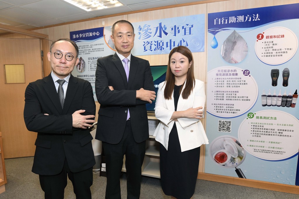 左起:食環署總監(法例檢討)嚴國政、食環署高級總監(法例檢討)葉國祥及食環署聯辦處高級衞生督察許月珍。何君健攝 左起:食環署總監(法例檢討)嚴國政、食環署高級總監(法例檢討)葉國祥及食環署聯辦處高級衞生督察許月珍。何君健攝