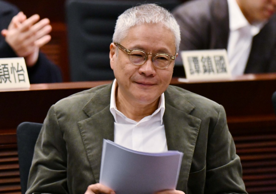 管浩鳴詢問會否考慮檢討寄養家庭的替假機制。資料圖片