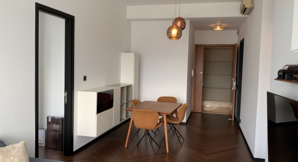 饭厅布置简约，圆形吊灯点缀一室。