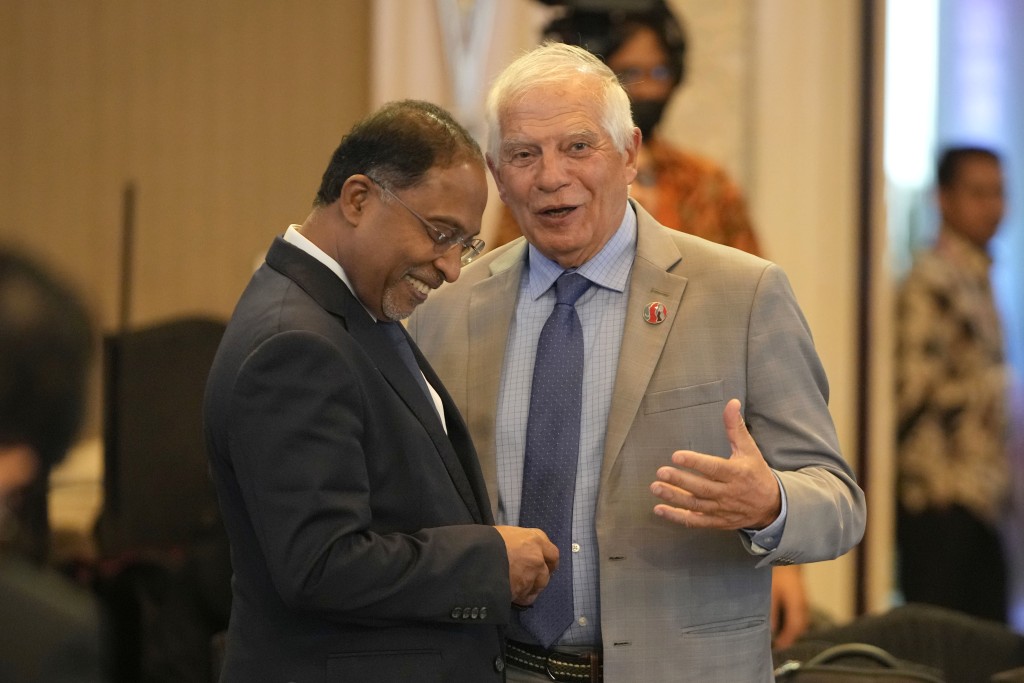 7月13日在印尼雅加达举行的东盟外长会议期间，欧盟外交与安全政策高级代表博雷利与马来西亚外交部长卡迪尔进行了会谈。AP