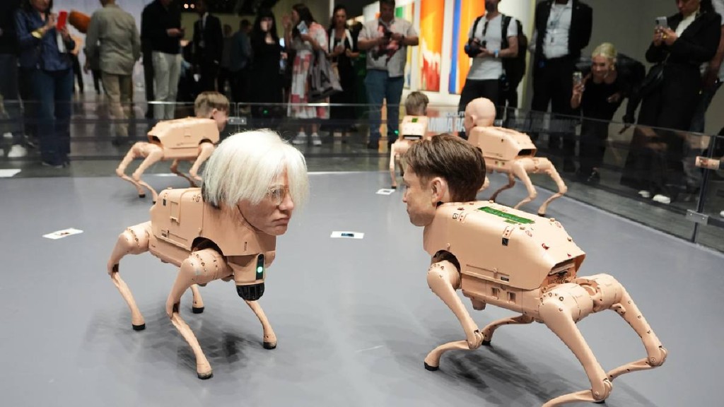 酷似华荷与马斯克的机械犬差点撞到一起。美联社