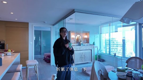 王祖賢身後的禮佛室,以落地玻璃打造。 王祖賢身後的禮佛室,以落地玻璃打造。
