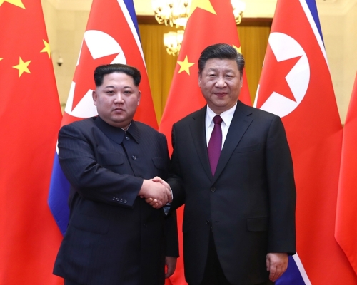 金正恩(左)訪問中國，北韓傳媒形容「朝中友好重大契機」。資料圖片