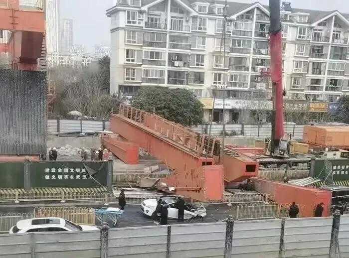 武漢地鐵工地龍門吊倒塌，砸中路過車致1死1傷。 
