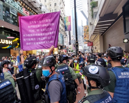 警方舉紫旗警告或違國安法。