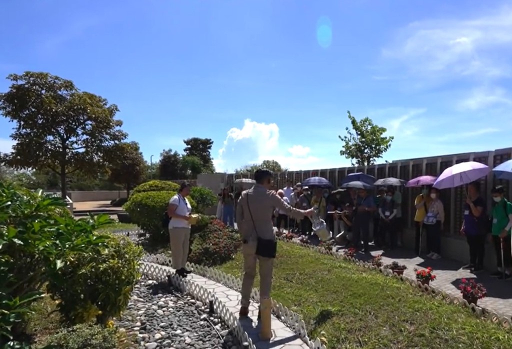 一班長者早前參加食環署舉辦的紀念花園導賞團,以了解綠色殯葬。政府新聞處影片截圖 一班長者早前參加食環署舉辦的紀念花園導賞團,以了解綠色殯葬。政府新聞處影片截圖